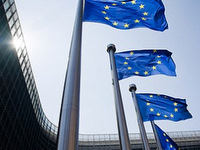 istock_eu_flags_outside_commission